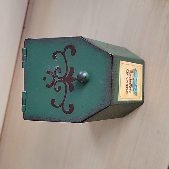 Country Market Spice Tin Candle- Vegetable Garden Scent - Picture 1 of 5